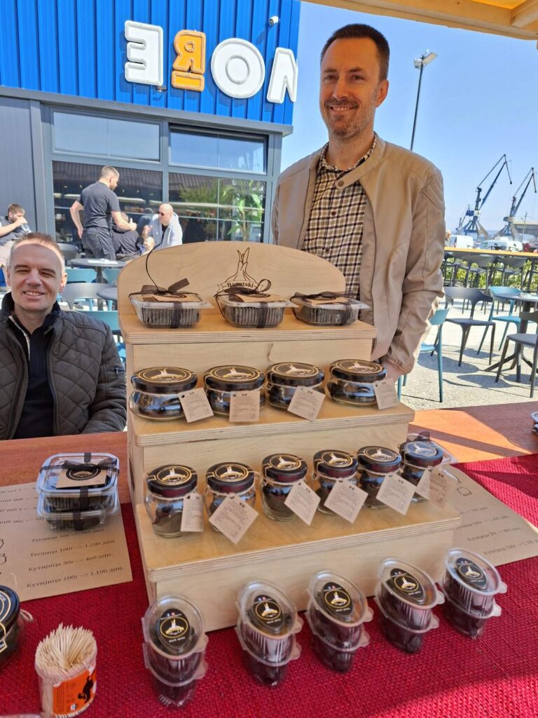 Ideja sa porodičnog ručka prerasla u proizvodnju crnog belog luka