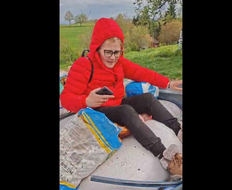 Kvadom po hleb i kukuruz za svinje - pravi reli u blatu