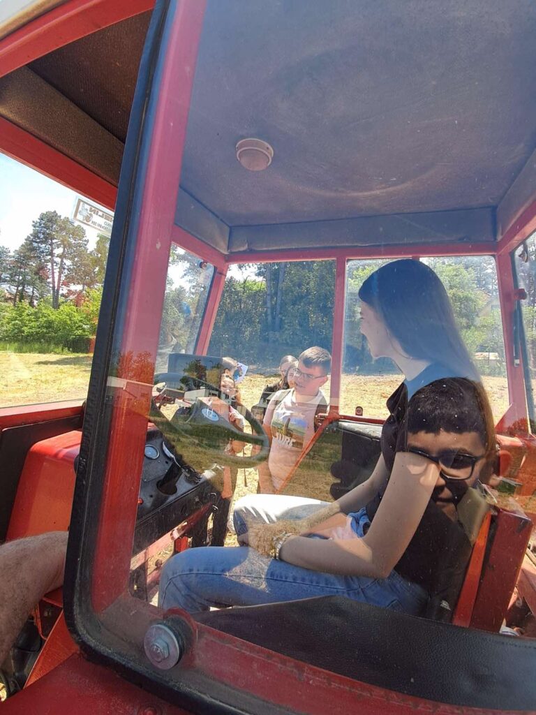 Od mikroskopa do dronova: Poljoprivredno-hemijska škola u Kraljevu trasira “Korak za budućnost”