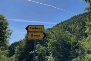 Vandali unište putokaz, deca očiste i pokažu da mogu biti bolja