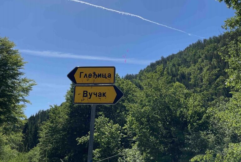 Vandali unište putokaz, deca očiste i pokažu da mogu biti bolja