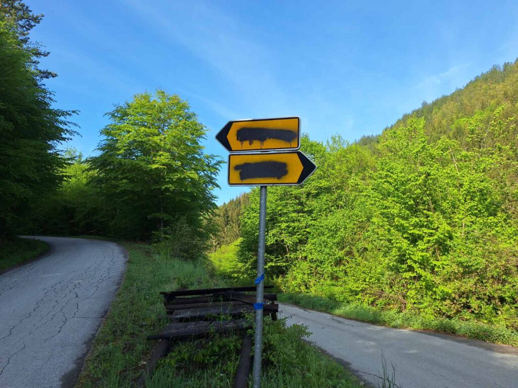 Vandali unište putokaz, deca očiste i pokažu da mogu biti bolja